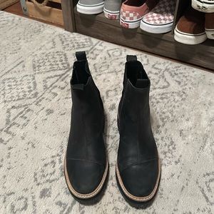 Dakota Black Water Resistant Leather Boot gently worn size 7.5